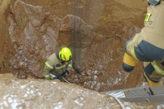Piesek wpadł do głębokiego wykopu. Bohaterscy strażacy natychmiast ruszyli z pomocą
