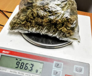 Policjanci z Opola podczas kontroli samochodu na gdańskich numerach rejestracyjnych znaleźli prawie kilogram narkotyków