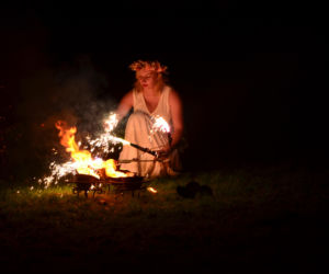 Pokaz fireshow w wykonaniu tancerzy i tancerek Teatru Ognia „Mantra” z Makowa Mazowieckiego