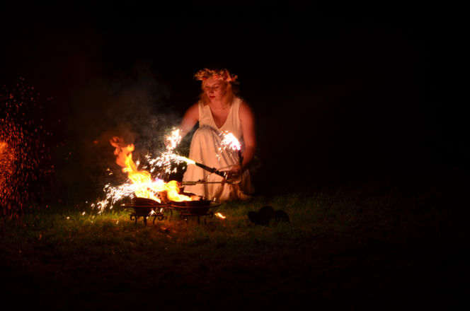 Pokaz fireshow w wykonaniu tancerzy i tancerek Teatru Ognia „Mantra” z Makowa Mazowieckiego