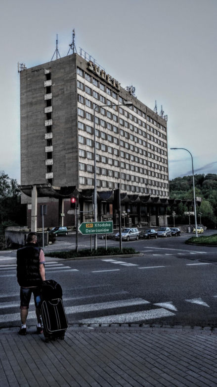 Kiedyś przyjeżdżali tu znani ludzie z całej Polski. Dziś, ogromny hotel z PRL-u stoi opuszczony w Wałbrzychu 