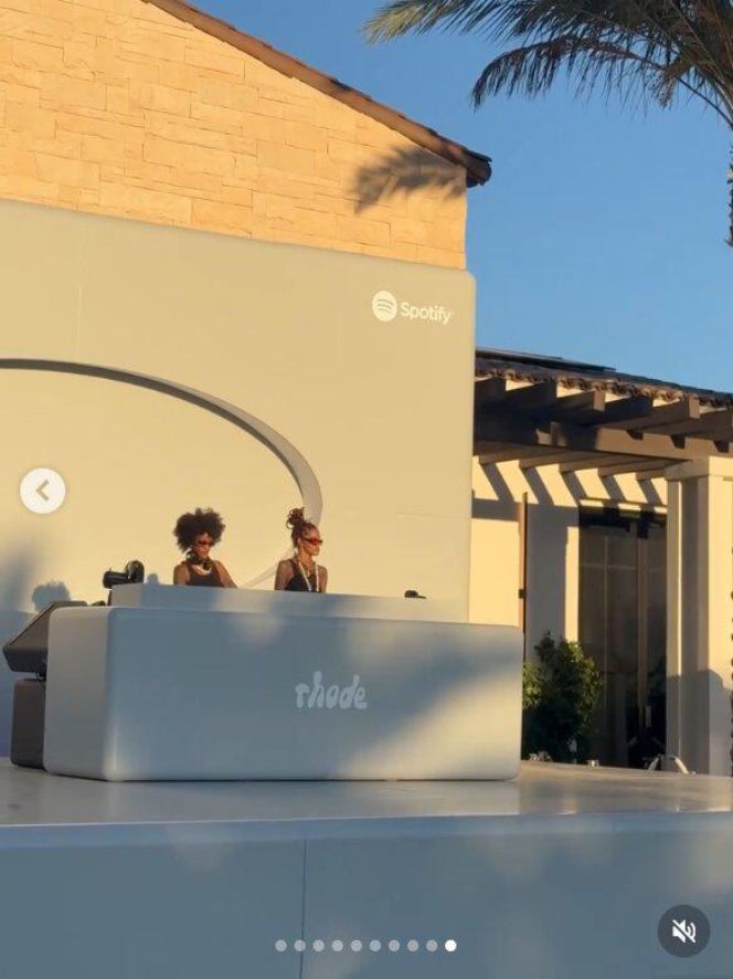 Sara Boruc z córką na Coachelli. Trudno rozróżnić, która jest starsza!