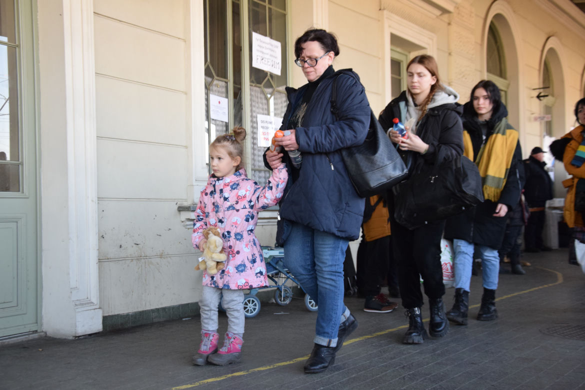 Wojna odbiera im dzieciństwo. Tłumy maluchów wyrwanych z dziecięcego świata na dworcu w Przemyślu [GALERIA]