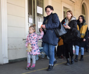 Wojna odbiera im dzieciństwo. Tłumy maluchów wyrwanych z dziecięcego świata na dworcu w Przemyślu [GALERIA]