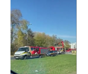 Wypadek w Dolince Służewieckiej - samochód wpadł do kanału