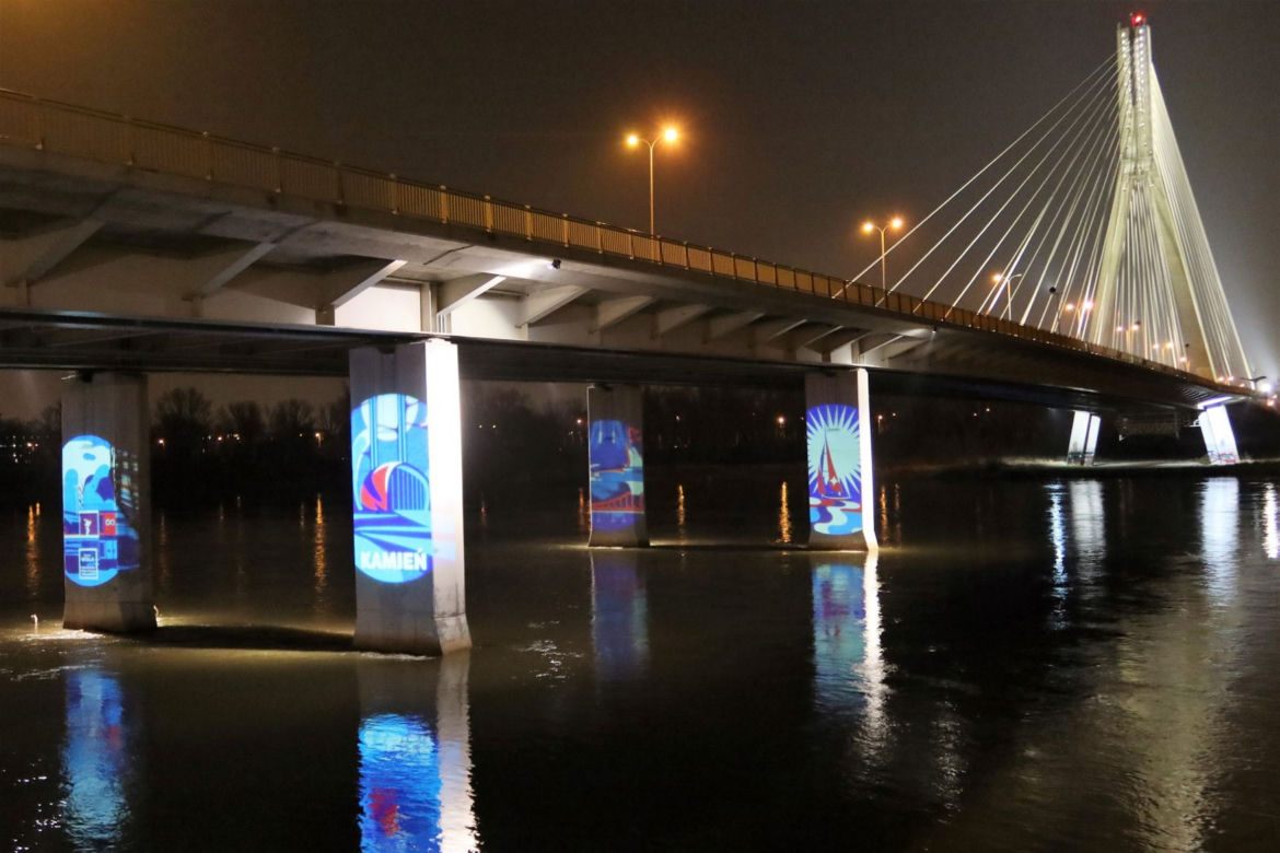 Nowa iluminacja nad Wisłą. Artystka od plakatu z ośmioma gwiazdkami powraca!