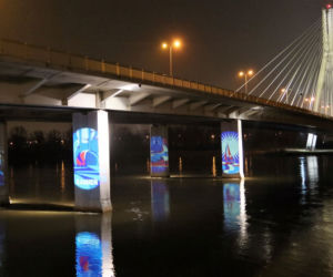 Nowa iluminacja nad Wisłą. Artystka od plakatu z ośmioma gwiazdkami powraca!