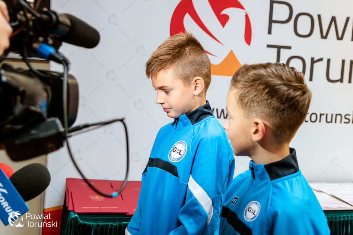 „Niech połączy nas hymn” - piękna, kolorowa premiera w siedzibie Starostwa Powiatowego