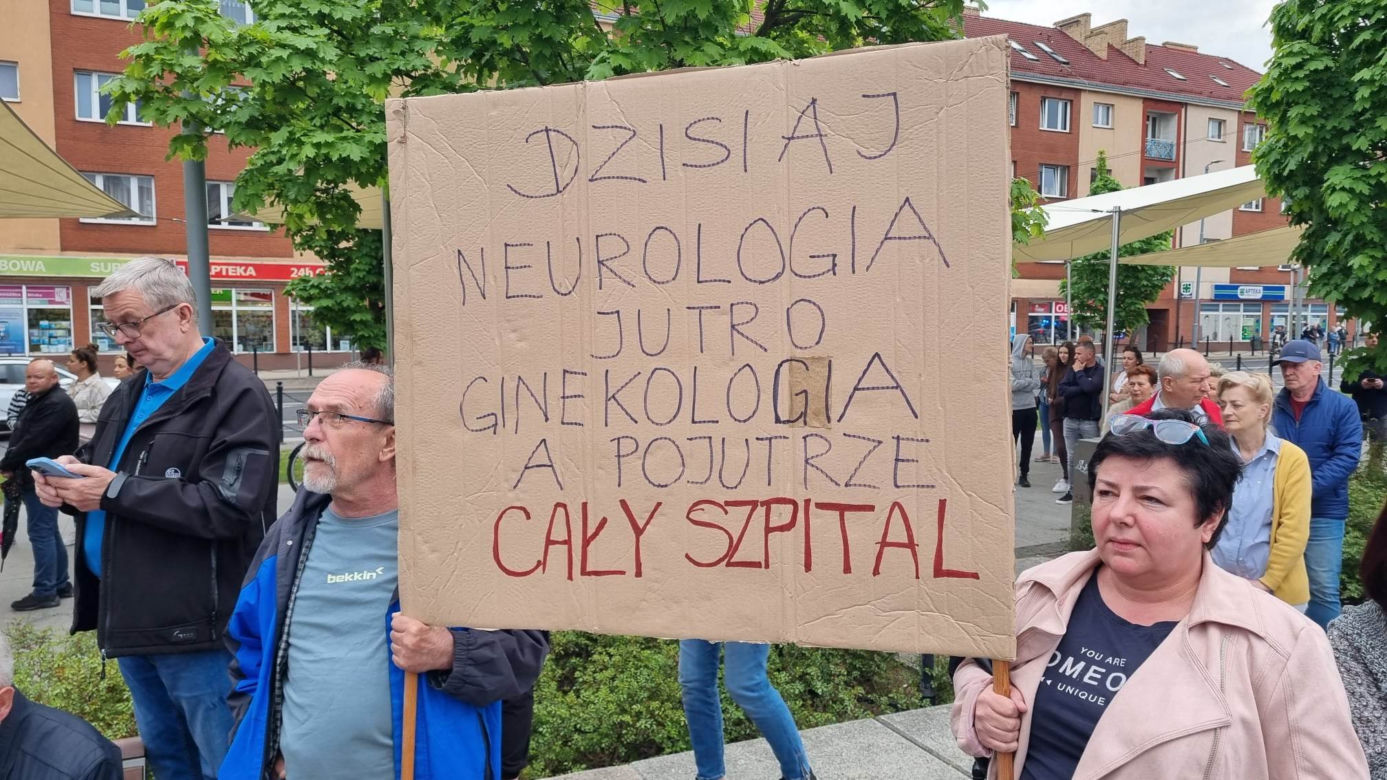 Trumny przed koszalińskim ratuszem. Mieszkańcy protestowali przeciwko zawieszeniu oddziału neurologii