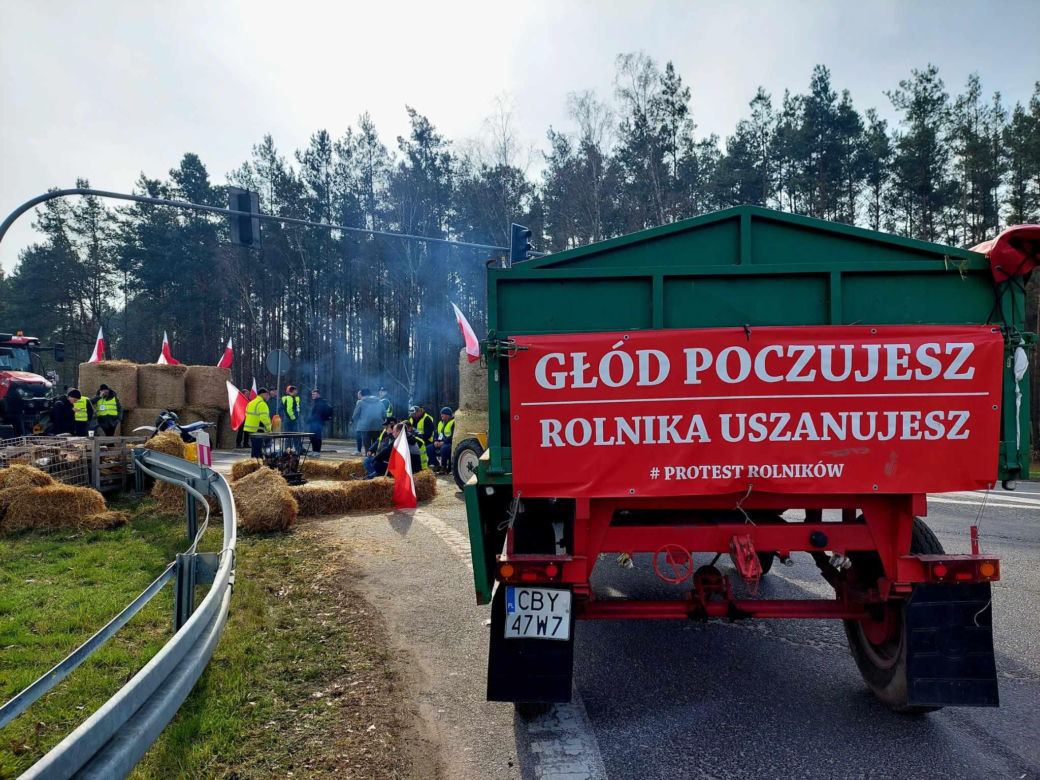 Totalna blokada DK 80 pod Bydgoszczą. Duże utrudnienia dla kierowców. Rolnicy ustawili barykadę, palą drewno, organizują pogrzeb [ZDJĘCIA]