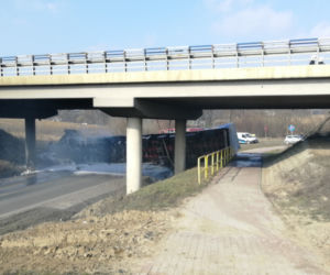 Tragiczny wypadek na obwodnicy Świecia. Ciężarówka spadła z wiaduktu i stanęła w płomieniach. Jedna osoba nie żyje! [ZDJĘCIA]