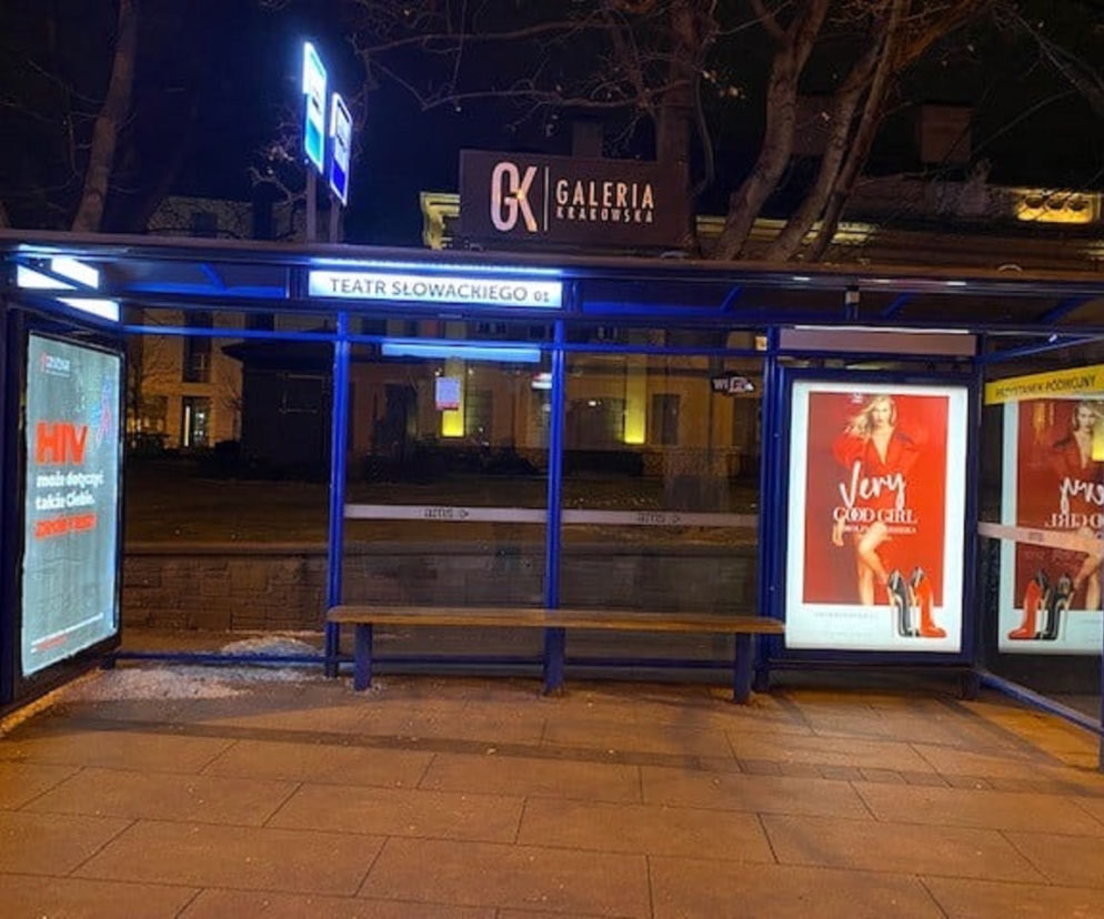Demolka w centrum Krakowa. 20-letni wandal zniszczył wiaty przystankowe