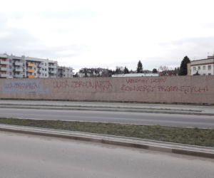 Ul. Łupaszki w Białymstoku. Ktoś namalował napisy: Narodowy Dzień Żołnierzy przeklętych [ZDJĘCIA]