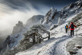 Karkonosze: oblodzone szlaki i silny wiatr. Czy zamknięcie popularnych tras zaskoczy turystów?