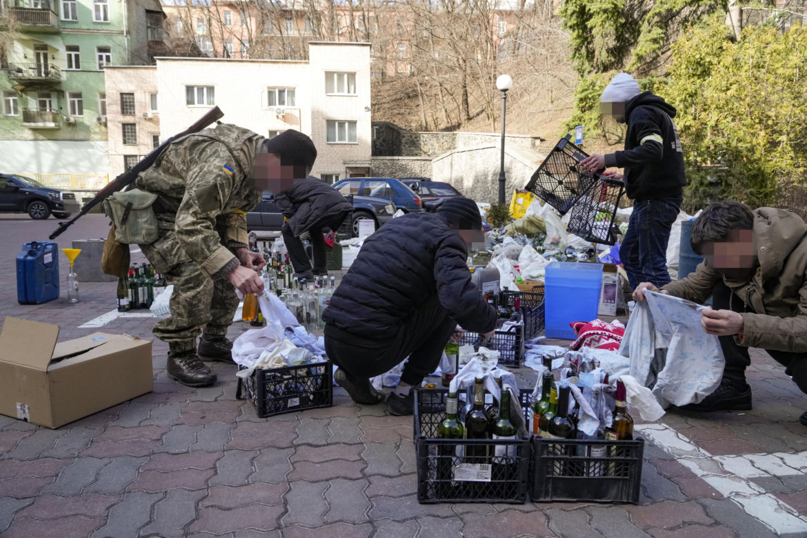 Wojna na Ukrainie - koktajle dla wroga