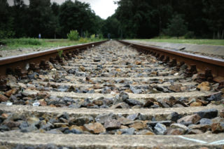 Jedna nastolatka zginęła pod kołami pociągu, druga walczy o życie. Co doprowadziło do tragedii pod Goleniowem? Internauci podzieleni