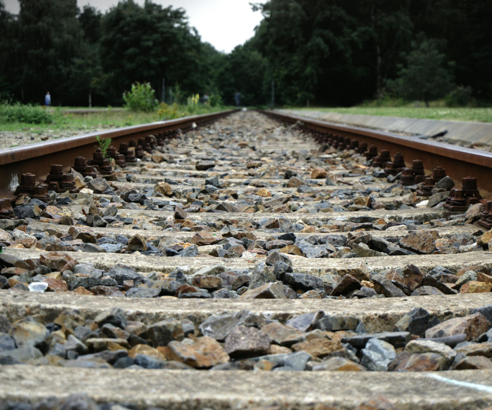 Pociąg śmiertelnie potrącił jedną z nastolatek, stan drugiej jest krytyczny. Lawina komentarzy po tragedii pod Goleniowem