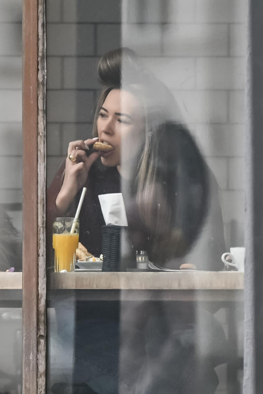 Sandra Kubicka w wałku na głowie