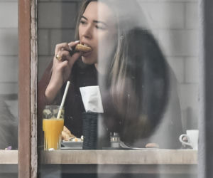 Sandra Kubicka w wałku na głowie