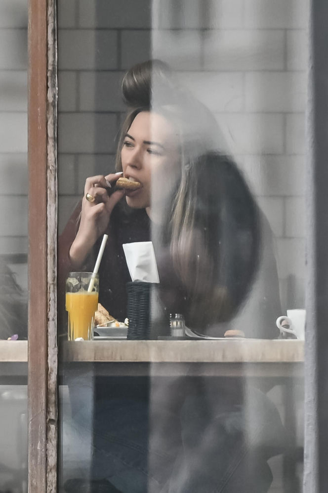 Sandra Kubicka w wałku na głowie