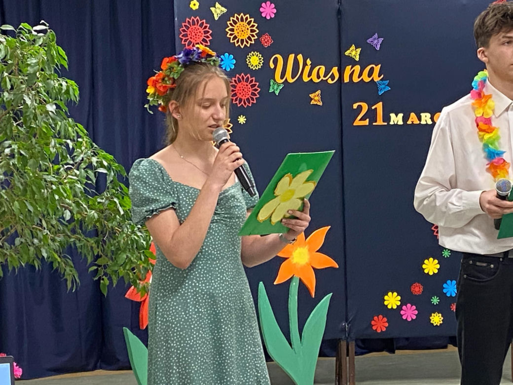 Uczniowie szkoły podstawowej ze Zbuczyna uczcili 100 dni do zakończenia roku szkolnego