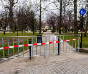 Dostali mandat za siedzenie w aucie 