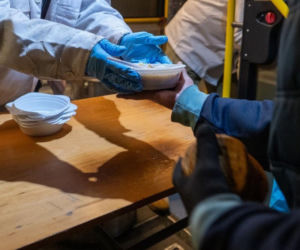 Łodzianie zamarzają w swoich mieszkaniach. „Można korzystać z pomocy” - mówią urzędnicy