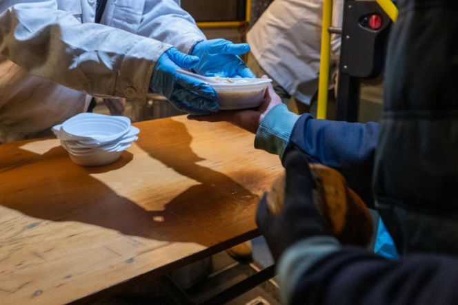 Łodzianie zamarzają w swoich mieszkaniach. „Można korzystać z pomocy” - mówią urzędnicy