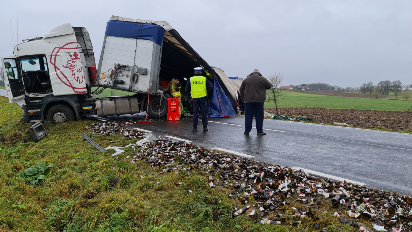 Troszkowo. Setki litrów piwa rozlały się na drogę