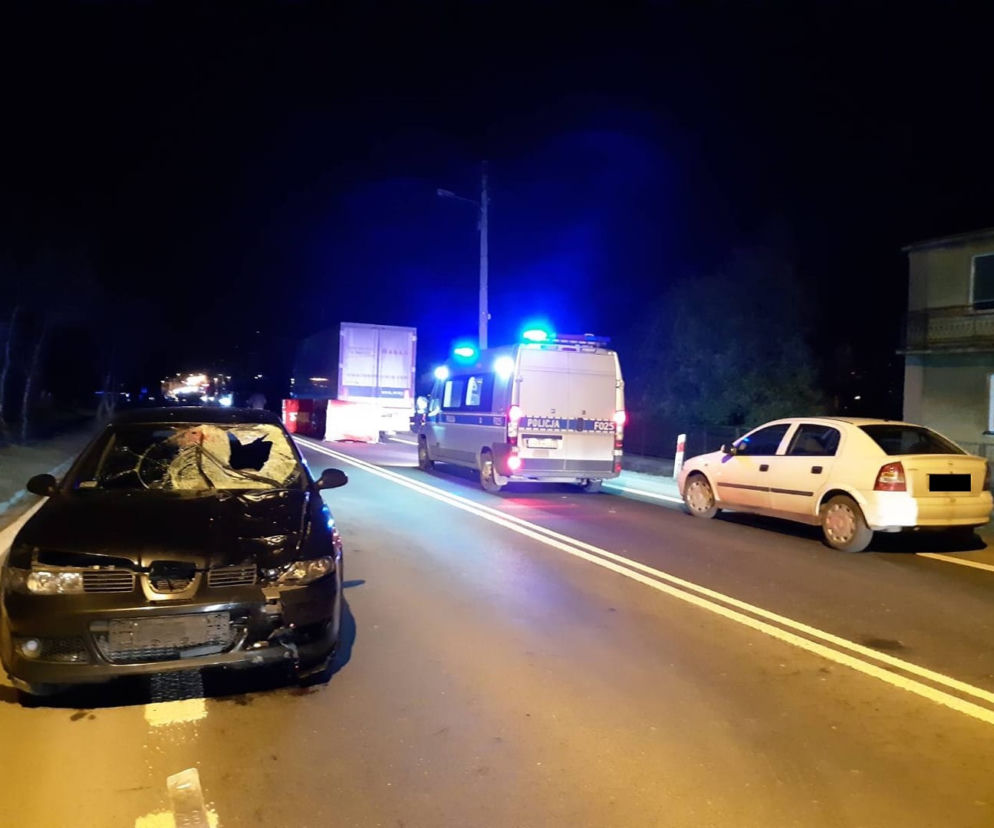 Masakra na Warszawskiej w Strykowie. Kobieta po potrąceniu osobówki wpadła pod TIR-a