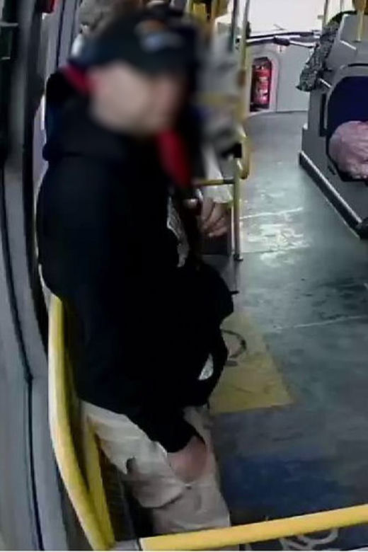 Policja z Sosnowca poszukuje pedofila. Napastował 14-latkę w autobusie. Rozpoznajesz go? 
