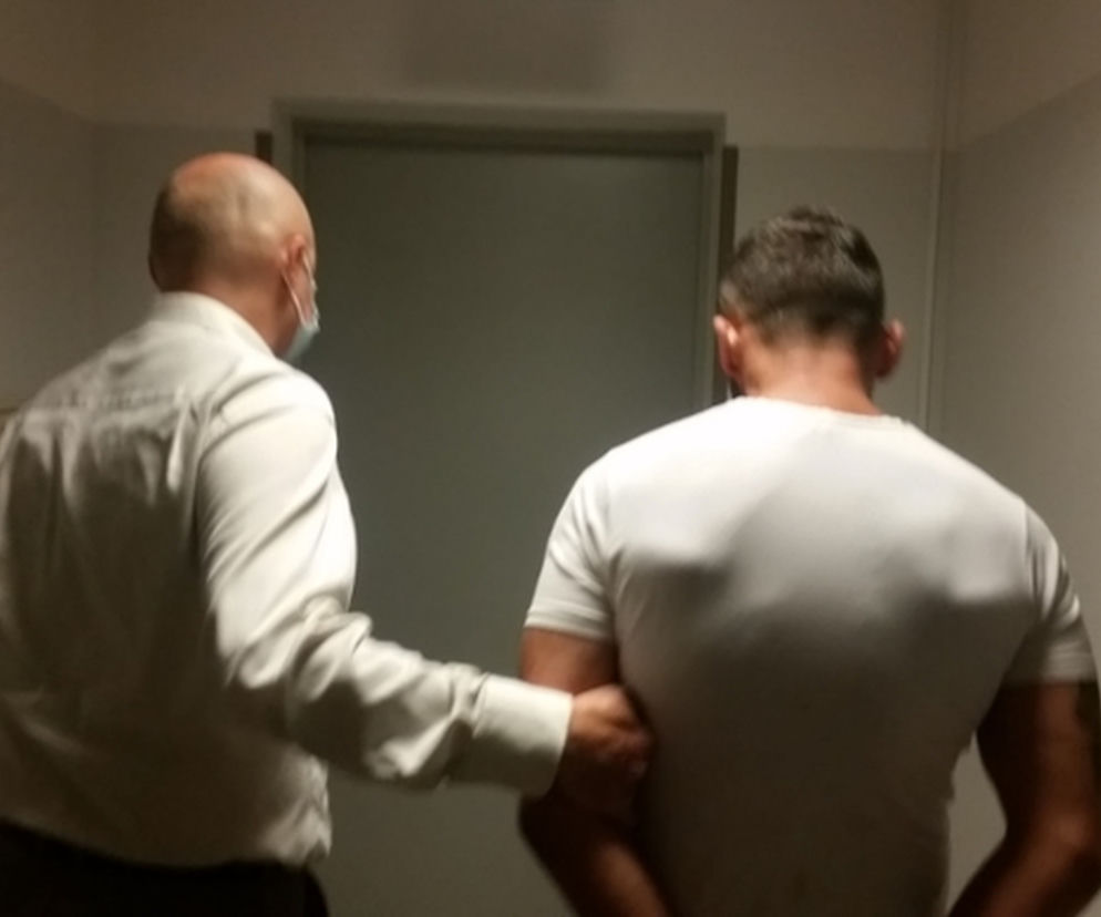 Zakochany furiat rozgromił mieszkanie! Zabrał partnerce klucze, wyrzucał rzeczy i meble przez okno