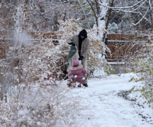 Maciej Pela zabrał córeczki na sanki
