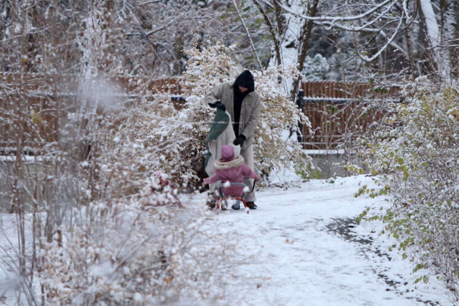 Maciej Pela zabrał córeczki na sanki