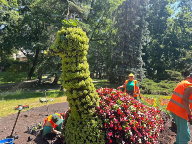 Przedszkolaki z SP 34 ukwieciły Park Miejski w Kielcach