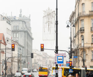 Trwa montaż iluminacji świątecznych w Warszawie [ZDJĘCIA]