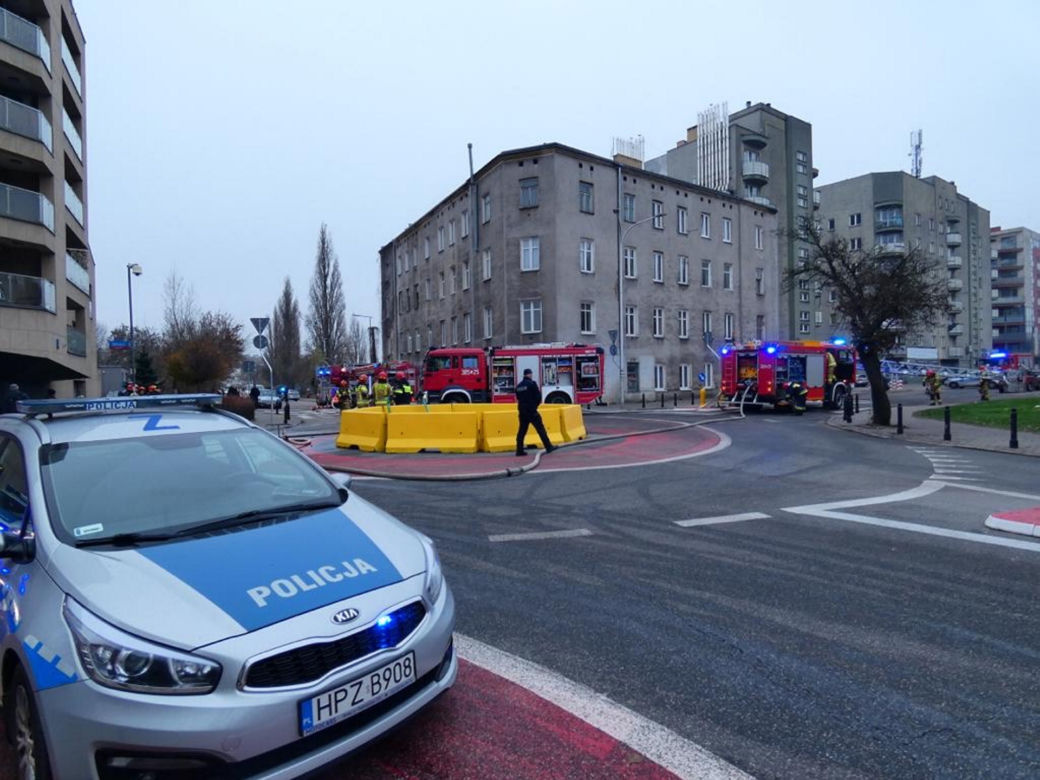 Warszawa. Płonie kamienica na Kamionku! Na miejscu osiem zastępów straży pożarnej!