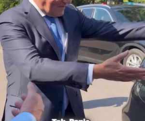 Artur Barciś chciał sprawdzić czy Tusk nosi perukę