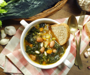 Zupa toskańska z kiełbasą. i szpinakiem – treściwa ribollita, która rozgrzeje Cię od pierwszej łyżki