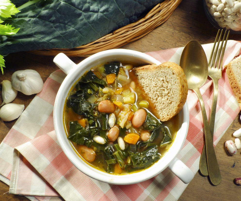 Zupa toskańska z kiełbasą i szpinakiem – treściwa ribollita, która rozgrzeje Cię od pierwszej łyżki