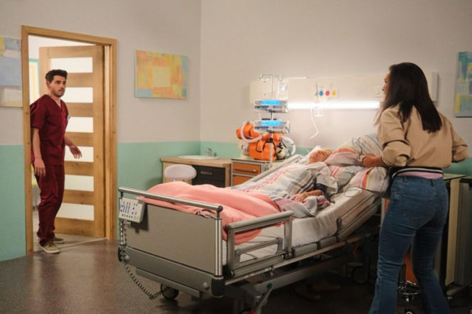 Pierwsza miłość odc. 4135. Izabela (Olga Bończyk), Marysia (Aneta Zając), Kacper (Damian Kulec)