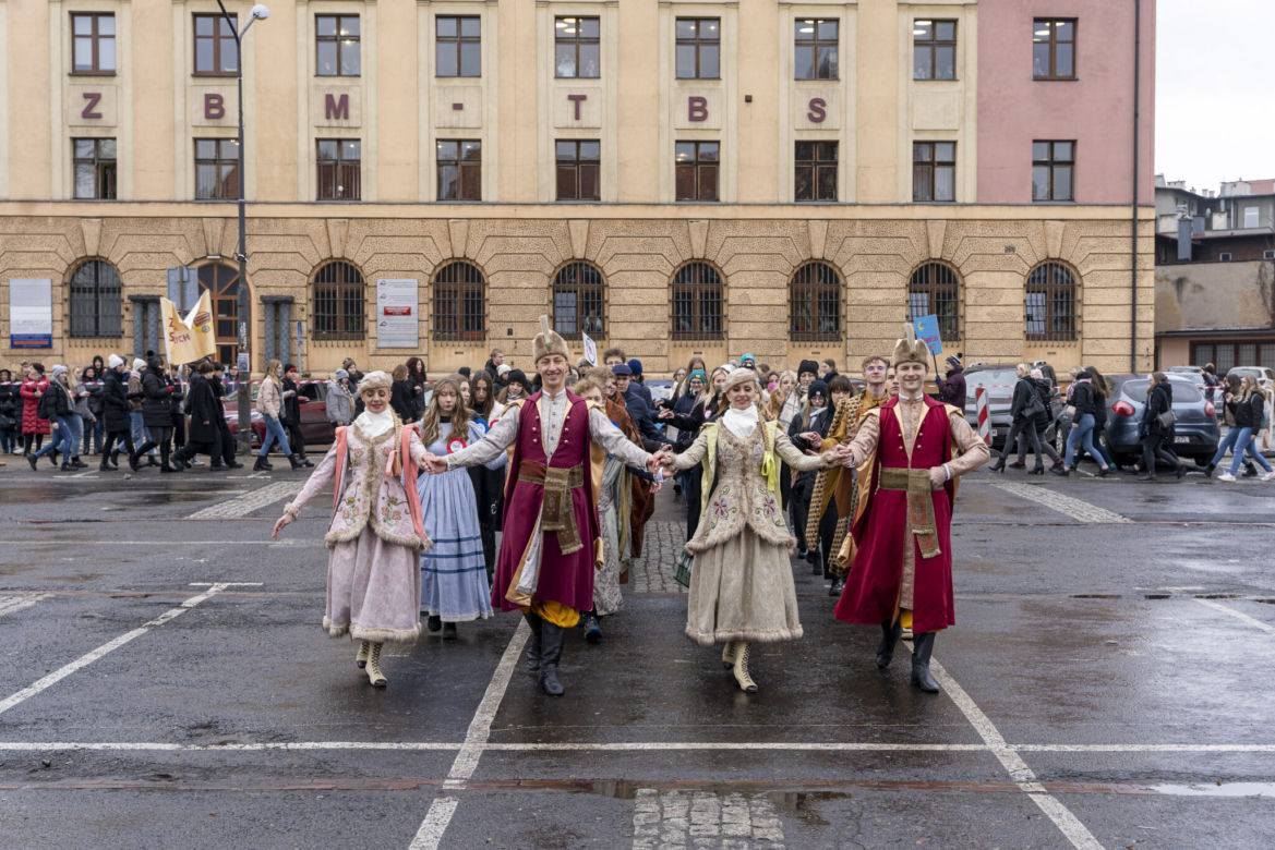 Polonez w Zabrzu. Na pl. Warszawskim zatańczyło blisko 1000 maturzystów