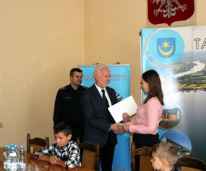 Nastolatkowie znaleźli pieniądze na ulicy