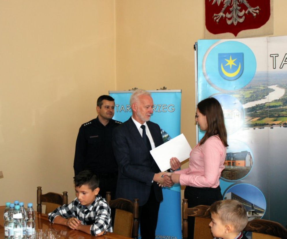 Nastolatkowie znaleźli pieniądze na ulicy