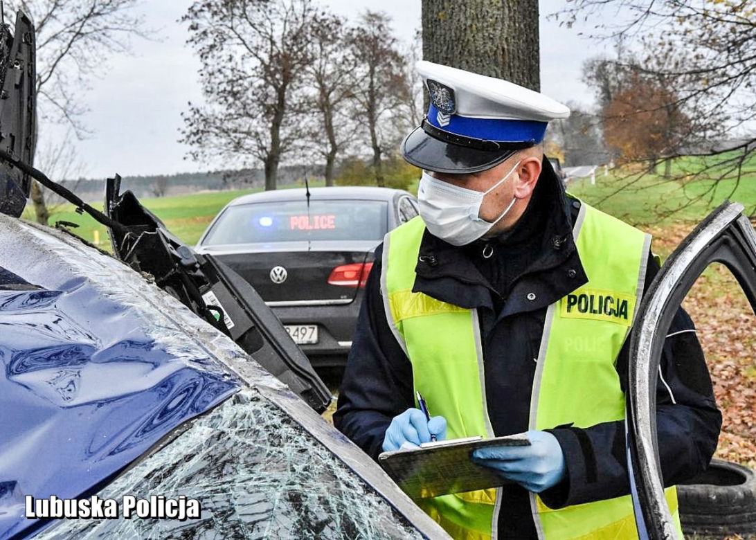 Sportowy Peugeot 308 GTi roztrzaskany na drzewie	