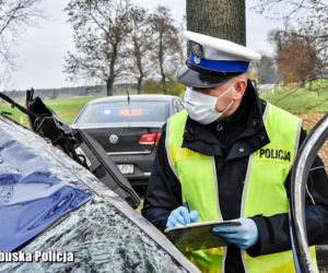 Sportowy Peugeot 308 GTi roztrzaskany na drzewie	