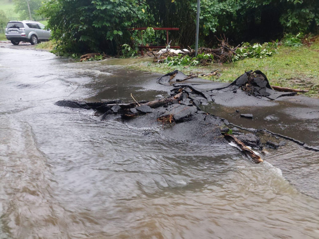 Zalane ulice i posesje. Trudna noc w gminie Goleszów w powiecie cieszyńskim