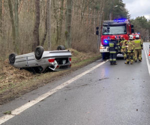 Policyjny pościg za BMW w Wesołej. Auto dachowało
