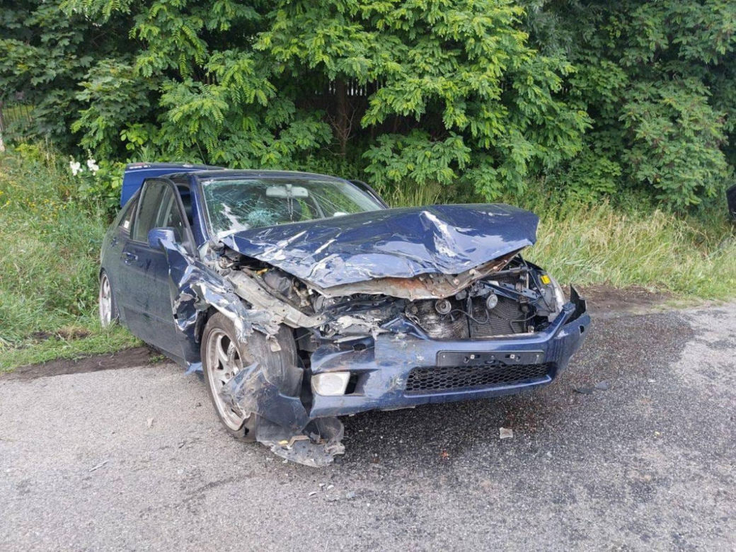 Auta rozbiły się na drodze, trasa zablokowana. Policja: Trwają czynności
