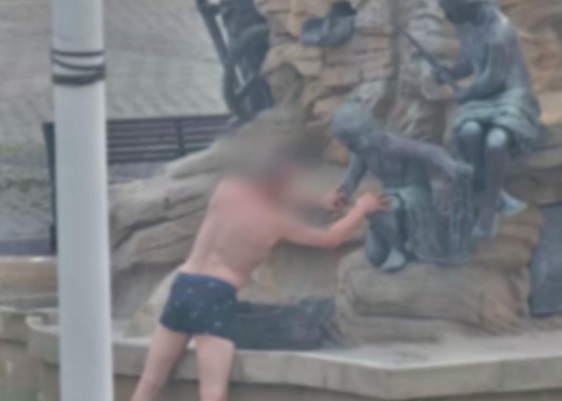 Mężczyzna w bokserkach wskoczył do Fontanny Pauckscha, która znajduje się w centrum Gorzowa Wielkopolskiego
